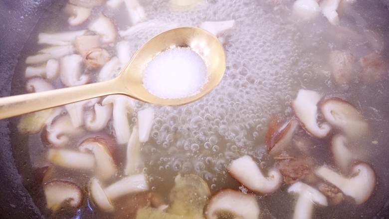 牛肉菌汤,然后加半勺盐