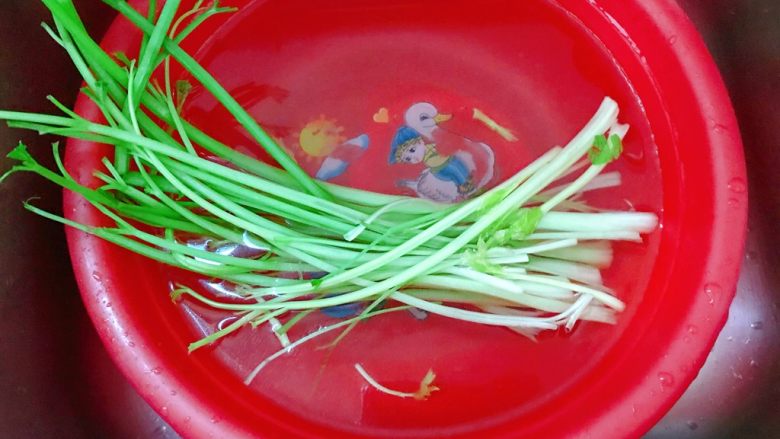 杂锦汤面,芹菜去叶子,剩茎,洗净。