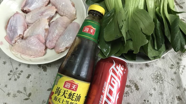 可乐鸡翅,<a style='color:red;display:inline-block;' href='/shicai/ 96'>鸡翅</a>、<a style='color:red;display:inline-block;' href='/shicai/ 3340'>上海青</a>、<a style='color:red;display:inline-block;' href='/shicai/ 721'>蚝油</a>和<a style='color:red;display:inline-block;' href='/shicai/ 911'>可乐</a>备用。