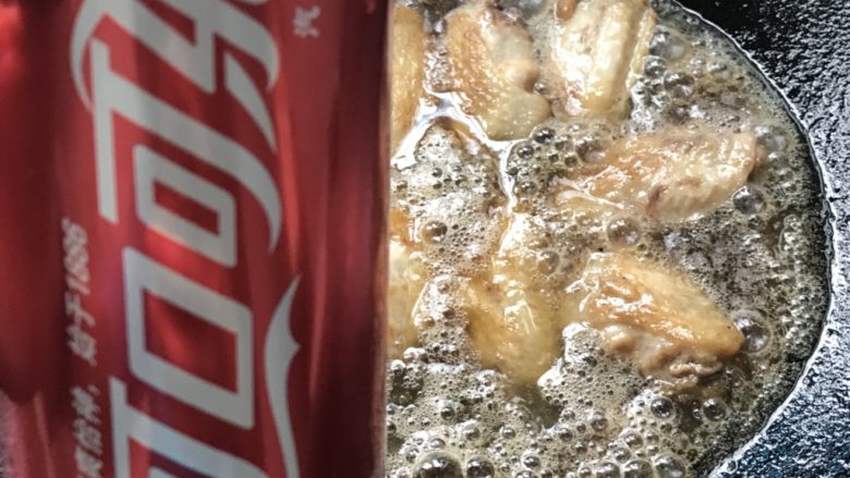 可乐鸡翅,煎至金黄后倒入可乐。