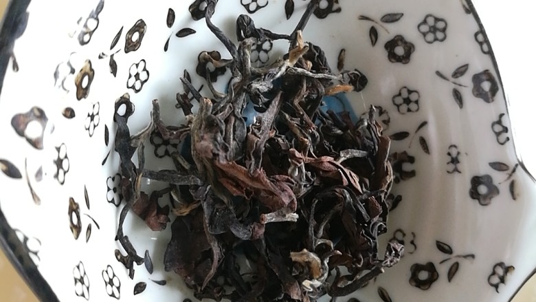 夏季茶饮,红枣姜茶之加减,体质实热者舌红舌苔黄,不宜喝姜枣茶。体质内热舌尖红舌上少苔者,平时易上火口腔溃疡,可以加些新<a style='color:red;display:inline-block;' href='/shicai/ 20863'>白茶</a>来调和寒热