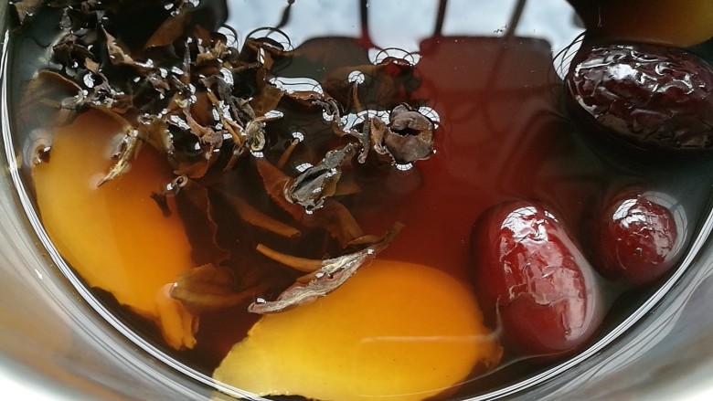 夏季茶饮,红枣姜茶之加减,将白茶倒入姜枣茶中,大火煮开