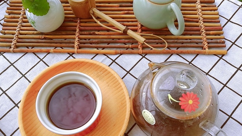 夏季茶饮,红枣姜茶之加减,久煮的姜枣茶,去除了姜的大部分辛辣味,喝一口,枣香甜、姜辛香、绿茶清香,就是这样简简单单的时令食材,滋养呵护我们的机体健康
