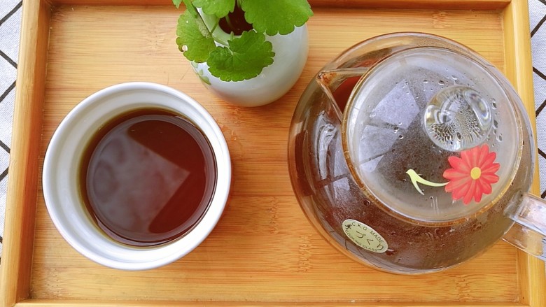 夏季茶饮,红枣姜茶之加减,夏季每天早上来一杯,调和营卫、去湿健脾,“春夏养阳”,能有助于夏季升发阳气,预防暑湿感冒。