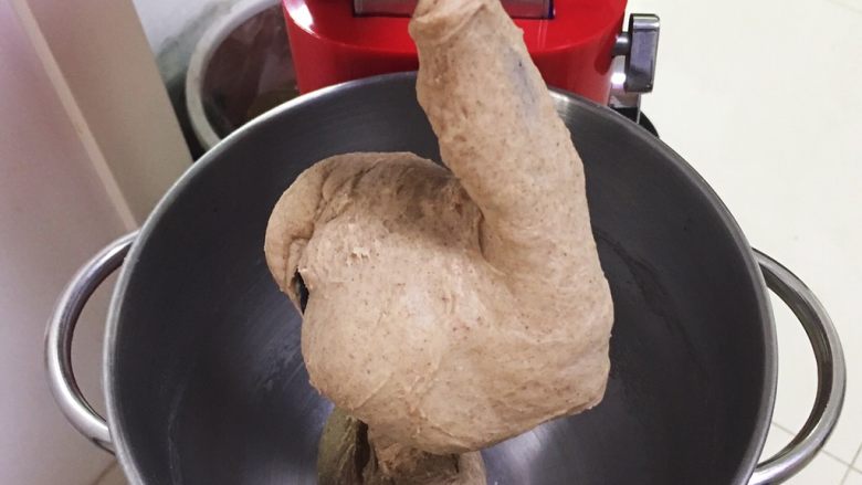 全麦咸味餐包,再搅拌10分钟,面团已经结团还可以出膜的状态。