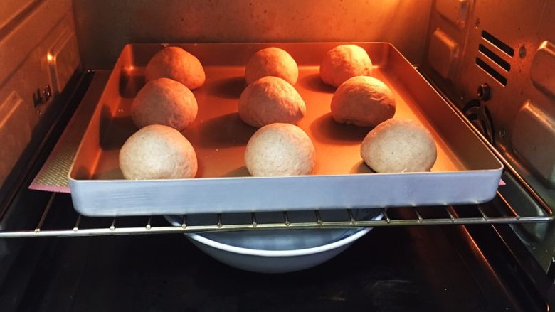 全麦咸味餐包,放入烤箱二次发酵,方法同上,时间也是60分钟。