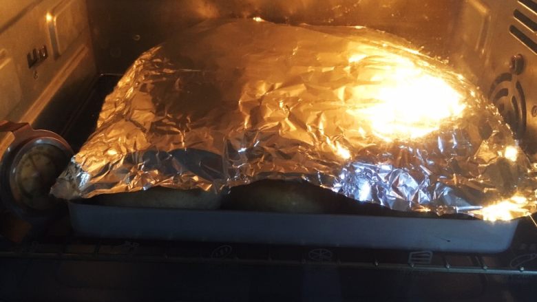 全麦咸味餐包,烤制时间25分钟,上色满意加盖锡纸。