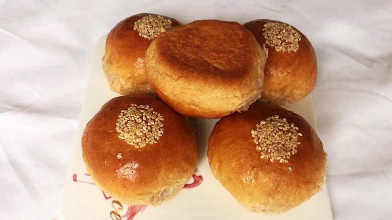 全麦咸味餐包,再来看看面包底部的效果,层次也同样分明,这种面包健康而美味,应该提倡。