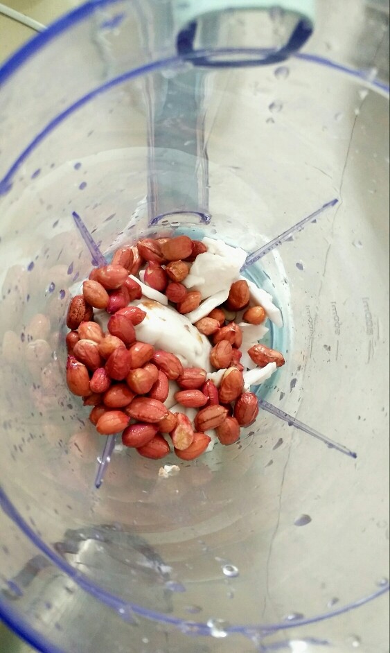 椰肉花生饮,把椰肉,花生全都放到榨汁机里。