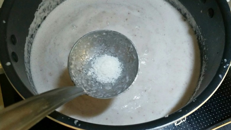 椰肉花生饮,熬到没有花生的腥味了,加一些汤,甜度自己定。