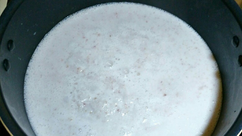 椰肉花生饮,过程要不断的搅拌,会发现汁会越来越粘稠。
