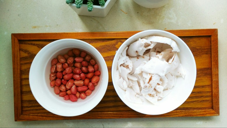 椰肉花生饮,<a style='color:red;display:inline-block;' href='/shicai/ 664'>花生</a>用水洗一遍,备用。