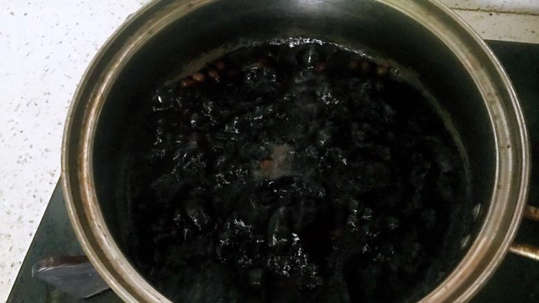 红豆黑米粥,大火烧开,调小火至熟。