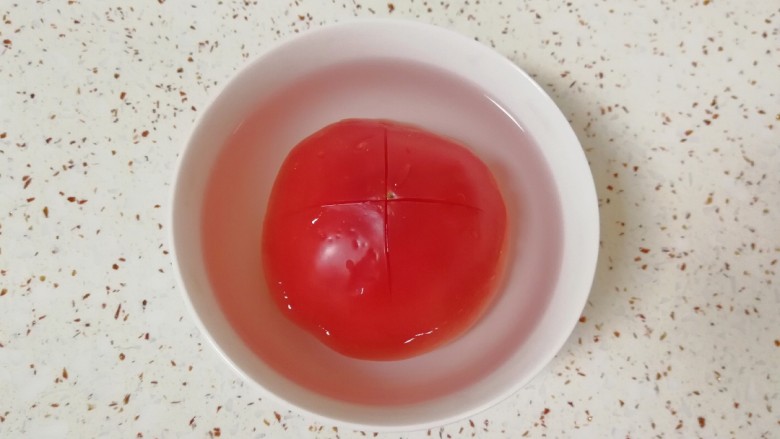 了不起的小番茄+番茄鸡蛋面,<a style='color:red;display:inline-block;' href='/shicai/ 59'>番茄</a>顶部用刀划十字,放碗里用开水烫一下去皮。