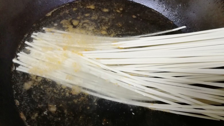 了不起的小番茄+番茄鸡蛋面,炒锅不用洗,直接加入水烧至8成热,下入<a style='color:red;display:inline-block;' href='/shicai/ 537'>挂面</a>。