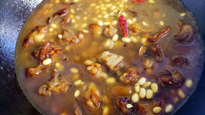 家常黄豆炖猪蹄,再倒入温水,没过食材