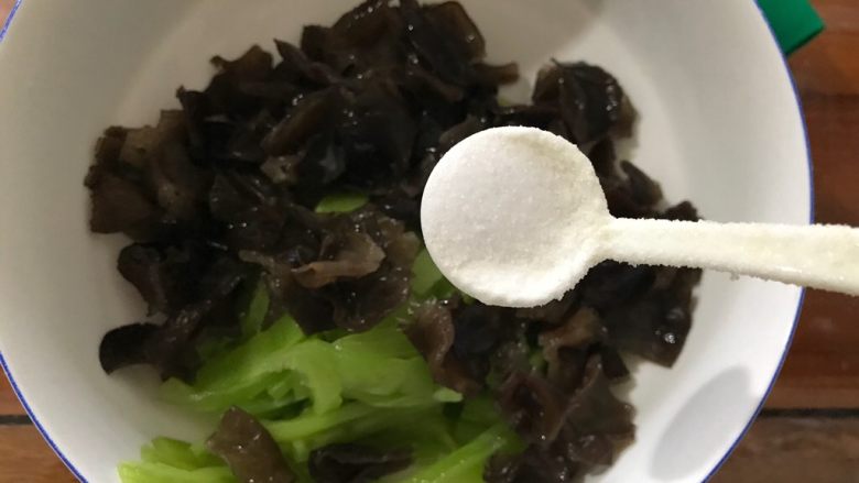 芥末莴笋拌木耳,加一丢丢细盐,千万不要加多了,因为莴笋之前已经腌制过,已经是咸的了