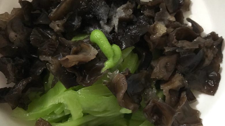 芥末莴笋拌木耳,我加了这么多,请根据自己口味的实际情况添加,不要一下子加太多,不然太辣了不要来骂我😂