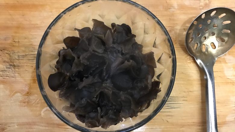 芥末莴笋拌木耳,煮好后的木耳捞出来,控干水分,备用
