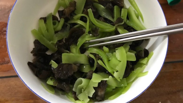 芥末莴笋拌木耳,搅拌均匀,即可