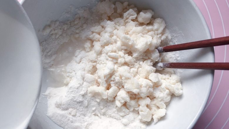 紫薯糯米饼,糯米粉和白糖放到盆里拌匀,加入开水,边加边用筷子搅拌,少量多次地加