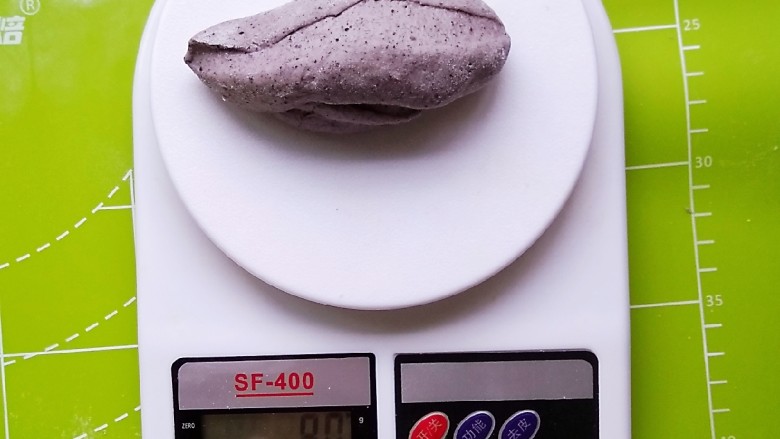 黑米馒头,将发酵好的面团排气,分割称重80克一个的剂子,全部滚远,收口朝下
