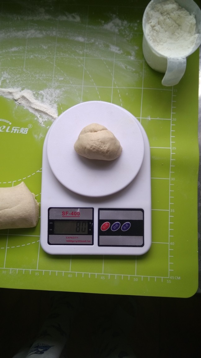 小米面馒头,发酵好的面团排气,分割称重80克一个的剂子,滚远收口朝下