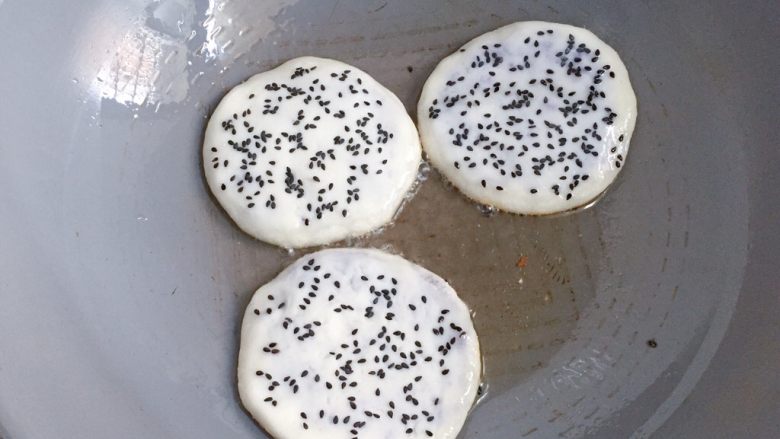 紫薯糯米饼,不粘锅里倒入适量油烧热,放入做好的糯米饼,中小火慢煎,不要着急翻,等到可以轻轻晃动的时候翻面煎