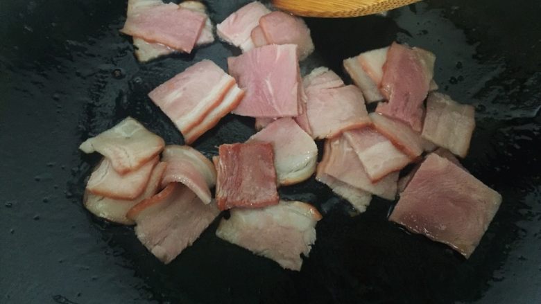 菠萝培根炒饭,先把培根煸炒几下,盛出