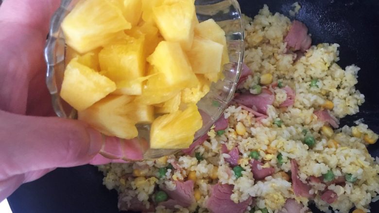 菠萝培根炒饭,即将要出锅前倒入菠萝,翻炒均匀