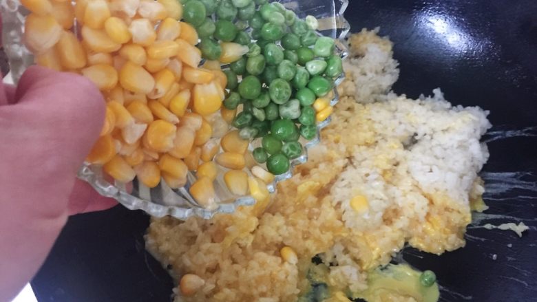 菠萝培根炒饭,倒入小豌豆和玉米粒,快速翻炒