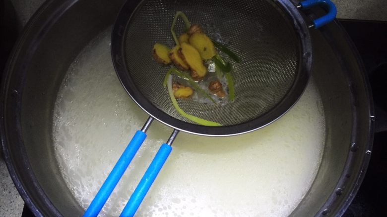 泰式冬阴功火锅,待鱼汤熬白后去掉鲫鱼并将汤滤入汤锅内以免有鱼刺,姜葱也滤去不要
