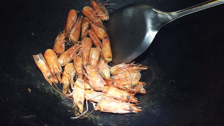 泰式冬阴功火锅,开火将炒锅烧热后放入虾头炒红,注意是干炒,不放油,炒至有浓浓的香味飘出时关火