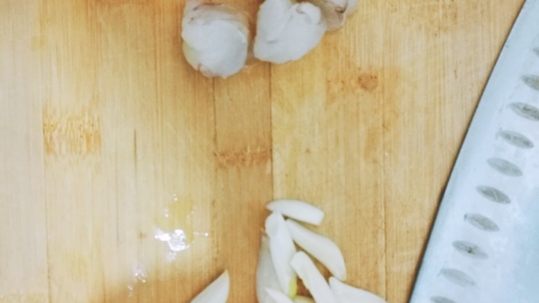 家常版海鲜意大利面,煮面时,处理虾,虾头虾线去掉,切小块。蒜切片。