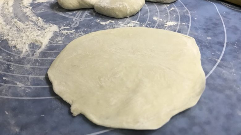 西葫芦鸡蛋馅饼,擀成皮