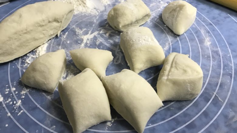 西葫芦鸡蛋馅饼,切成剂子