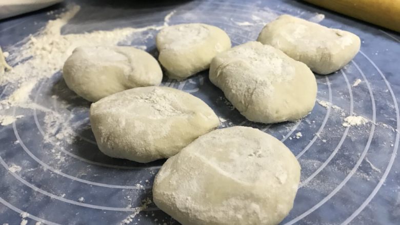 西葫芦鸡蛋馅饼,剂子压扁