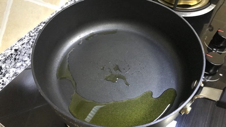 西葫芦鸡蛋馅饼,锅里加油