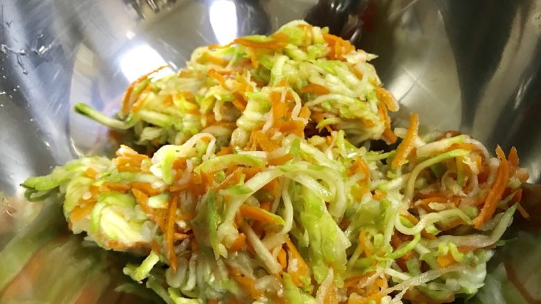 西葫芦鸡蛋馅饼,用盐会出很多水，攥出来