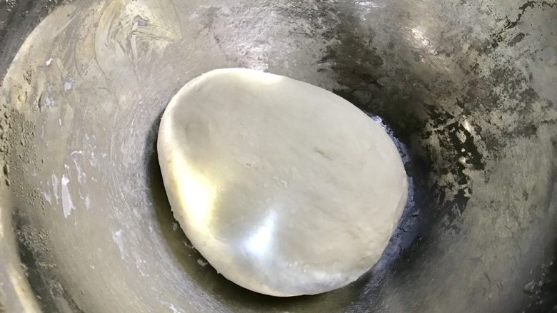 西葫芦鸡蛋馅饼,再揉成光滑的团