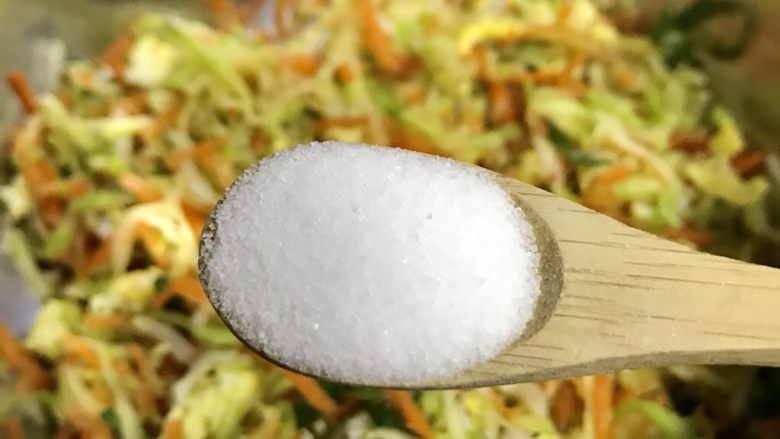 西葫芦鸡蛋馅饼,这时候加一点点盐调馅，再加些油搅拌均匀就可以了
