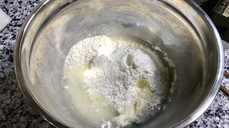 西葫芦鸡蛋馅饼,想更软可以多加一点热水