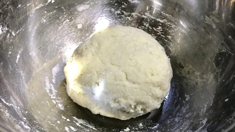 西葫芦鸡蛋馅饼,揉成粗糙的团，静止半小时