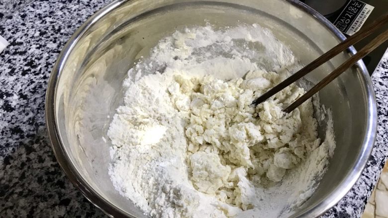 西葫芦鸡蛋馅饼,搅成面疙瘩