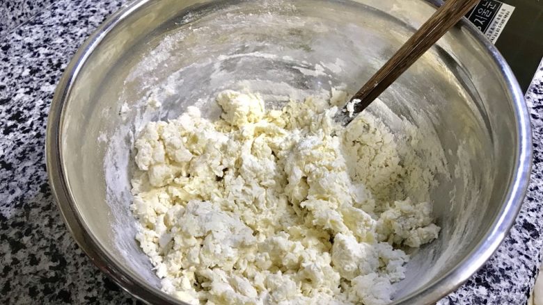 西葫芦鸡蛋馅饼,剩下的用凉水搅拌成无干粉状态