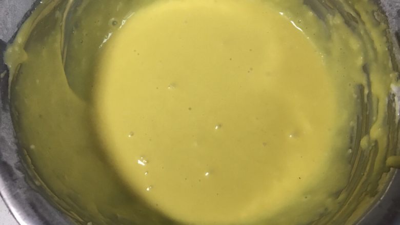 戚风的N➕1种可能 椰浆戚风,在面糊中加入4个蛋黄,搅拌均匀,放在一旁备用