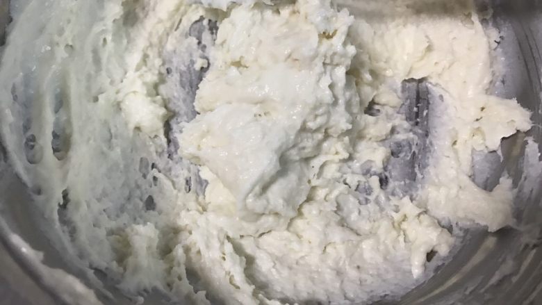 戚风的N➕1种可能 椰浆戚风,这加入椰蓉后面糊会更干,不用在意,加入蛋黄后会好;