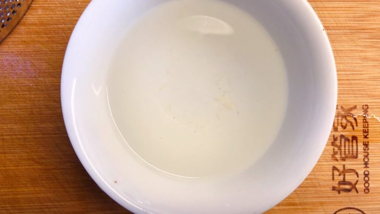 姜汁炒芥兰苗,捞出姜丝备用,剩下姜汁。