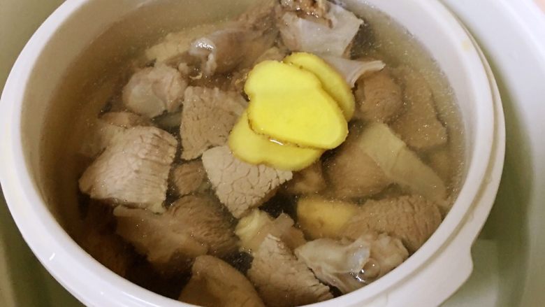 花菇猪肝沿瘦肉汤,倒入适量的开水,记得是开水,不能用凉水,肉会变硬,加入姜片。