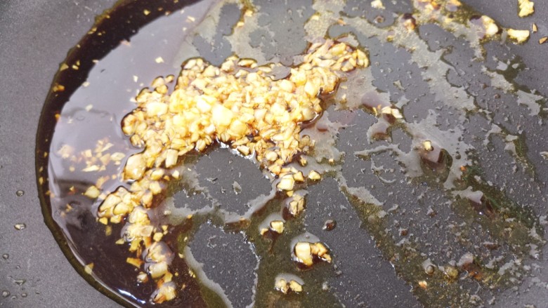 香葱蒜蓉金针菇,继续炒匀